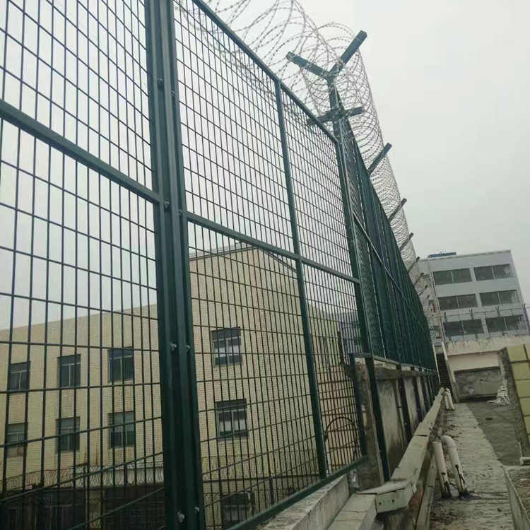石家莊監(jiān)獄鋼網墻安裝刀刺網效果